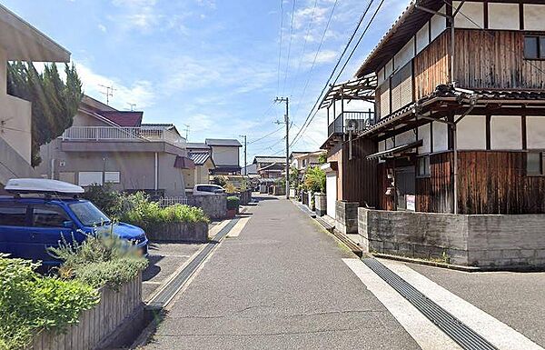 団地内で静かな交通量の少ない前面道路です。