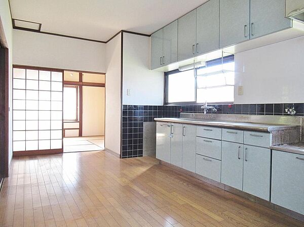 和室6帖と面したダイニングキッチン7帖です♪