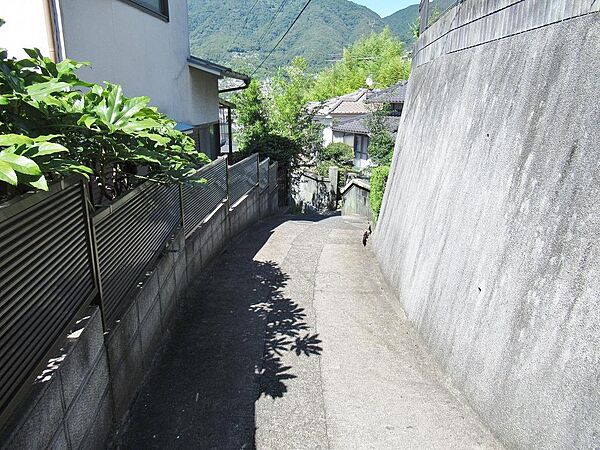 交通量の少ない静かな前面道路です。