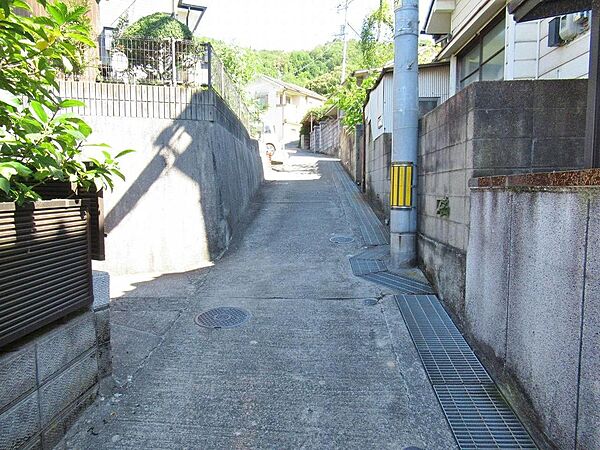 交通量の少ない静かな前面道路です。