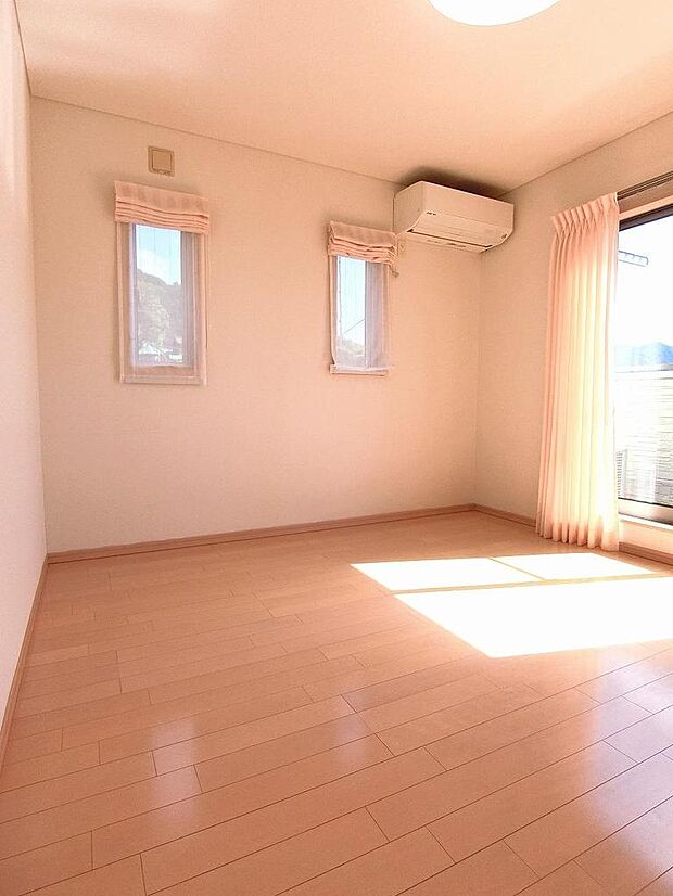 2階7畳の洋室は2面採光なので日中は照明要らず！広くゆったりとした室内でご夫婦の寝室にも♪