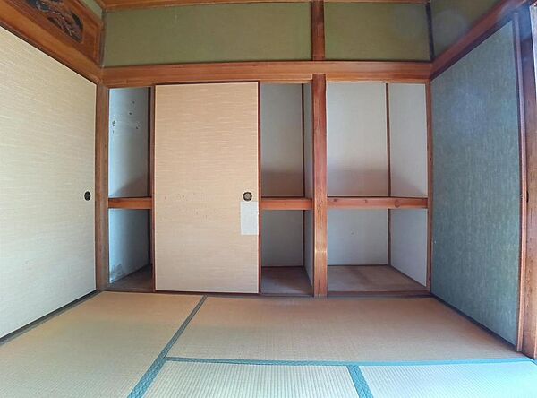 収納たっぷりの押入でお布団やオフシーズンの家電など沢山収納可能です！