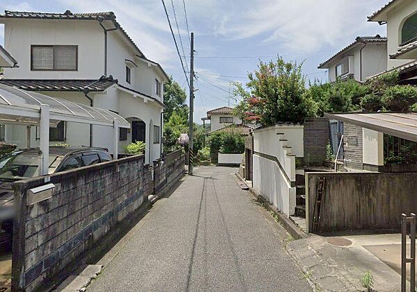閑静な住宅地で静かな前面道路です。最寄りバス停まで徒歩3分で、通勤・通学にも便利な立地です。