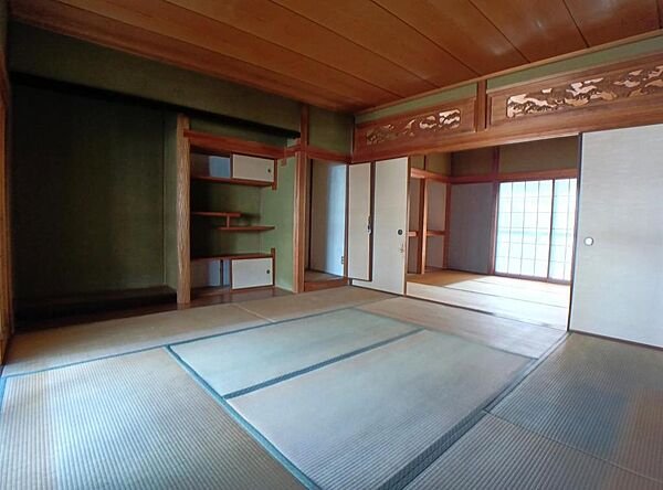 親戚が集まった時や来客をお通しするお部屋として使いやすい8帖和室です。エアコン付き♪