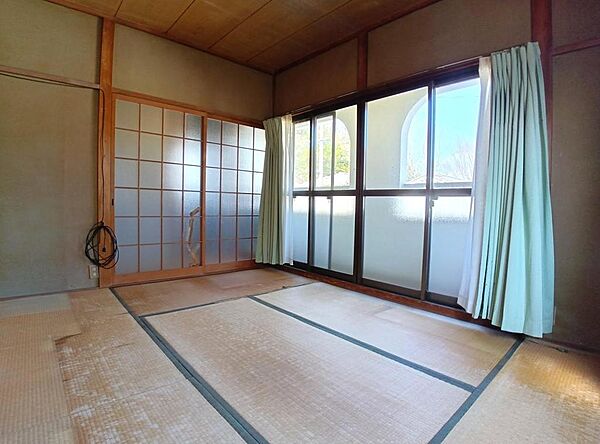 掃き出し窓からの採光も良好な6帖和室です。押入付き♪