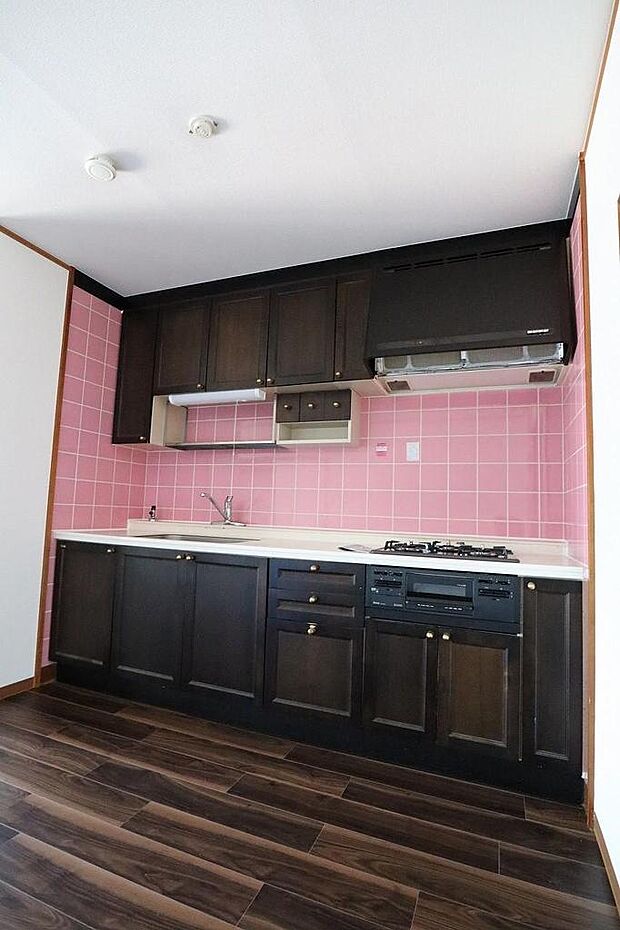 作業スペースが広く上下に収納棚が設けられたキッチンは壁付けタイプでお料理に集中できます。