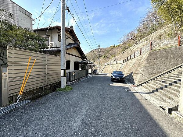 広く見通しの良い前面道路です。閑静な住宅地で静かに過ごせます。