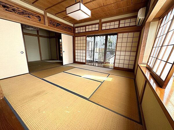 障子を開ければ縁側からお庭まで見渡せる8帖の和室です。四季の移ろいを楽しめますね♪