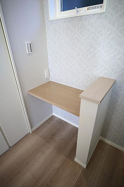 家計簿の記入や読書タイムなど、ちょっとした作業に役立つカウンターが設置されています！