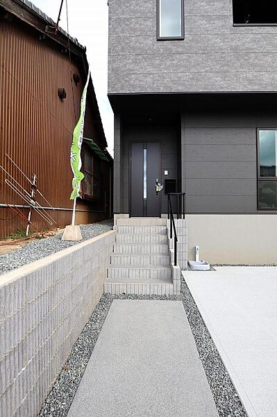 只今外構工事中◆屋根付きで雨の日も落ち着いて出入り可能な玄関ポーチです。
