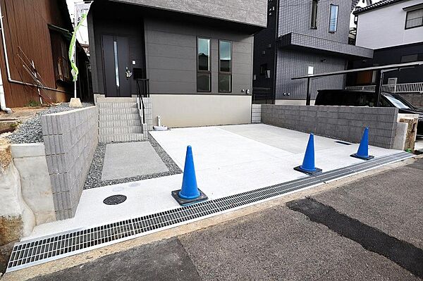 敷地内お車2台並列駐車可能です！間口も広く駐車しやすいです♪