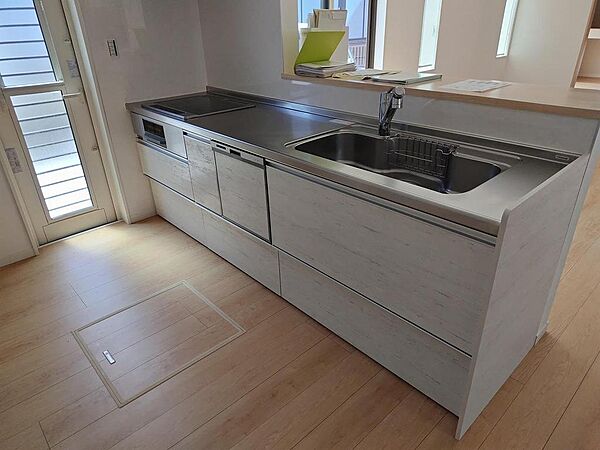 食器洗浄乾燥機付きで家事の負担を軽減してくれるシステムキッチン。大容量の収納も完備されています。