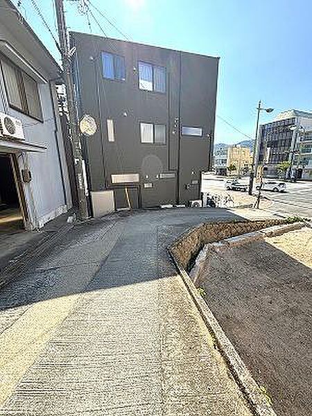 交通量が少なく静かな前面道路です。