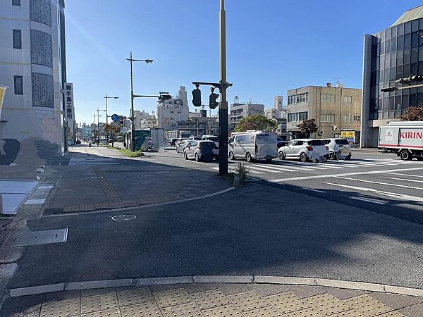 見通しの良い広々とした前面道路。バス通りに面しているので各方面にアクセスのしやすい立地です。
