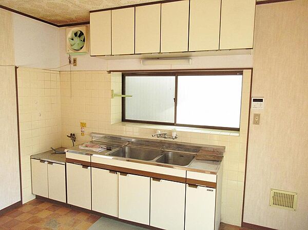 換気もできる小窓付き！お片づけしやすい広いシンク♪