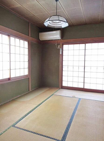 エアコン付き！ゆったりとした和室6帖です♪