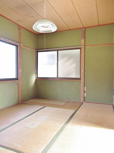 2面採光の明るく風通しの良い6帖和室です。