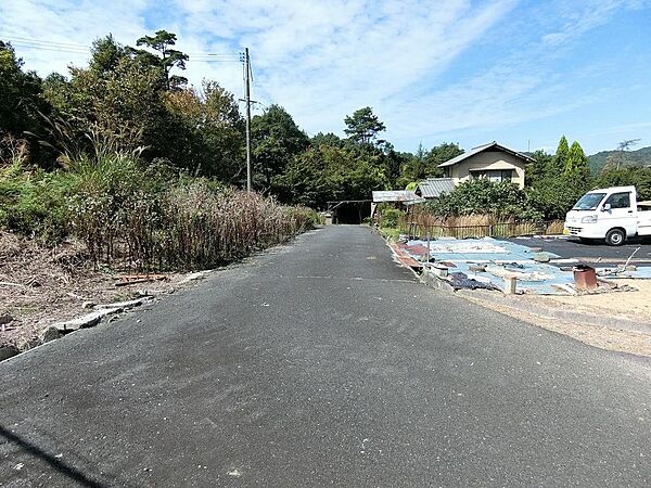 お車の通行もしやすい前面道路です。