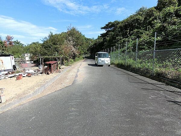 お車の通行もしやすい前面道路です。