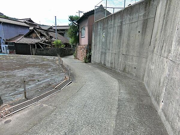 幅員2メートルの前面道路です。