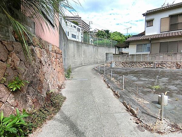 幅員2メートルの前面道路です。