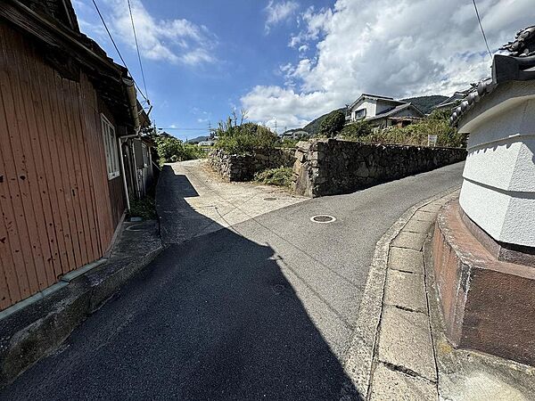 交通量が少なく静かな前面道路です。