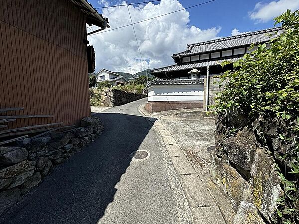 交通量が少なく静かな前面道路です。