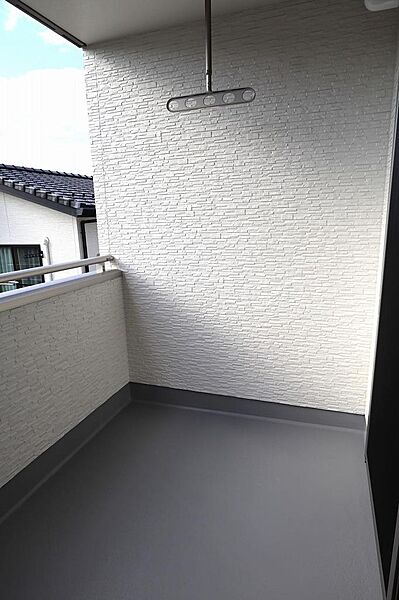 屋根付きで急な雨の日も慌てずお洗濯物を取り込めるバルコニーです。南西向きで陽当たり良好です♪