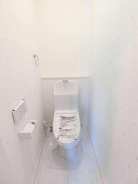 壁付リモコン仕様のウォシュレット機能付きトイレです。インテリアを楽しめる棚付きです♪