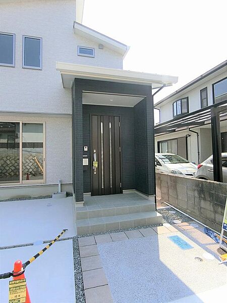 玄関屋根ポーチを大きく設け、雨の日の出入りも落ち着いてできます。