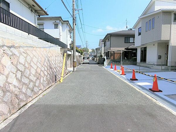見通しの良い前面道路です。コンビニ・スーパーまで徒歩8分圏内で便利な立地です。
