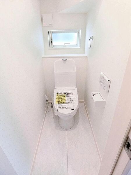 ホワイトでまとめられ、清潔感のある洋式トイレです。壁付リモコン仕様のウォシュレット機能付♪
