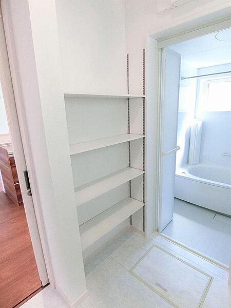 洗面には可動棚付きでタオル類や着替えのほか、洗剤など収納できて便利です♪