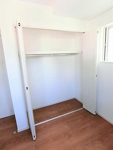 居室にはクローゼット付きでお洋服やスーツケースも仕舞え、お部屋の家具は少なくて済みます。