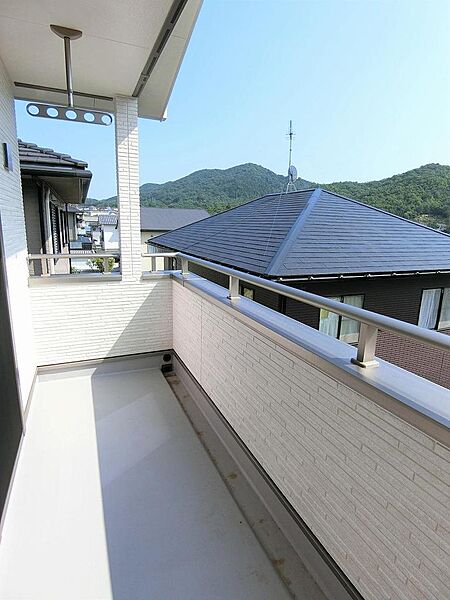 南西向きで風通しも良好なバルコニーです。日当たり・風通しも良く、お洗濯物も気持ちよく乾きます。
