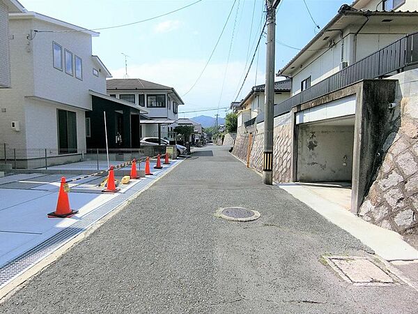 交通量の少なく静かな前面道路です。小中学校も近く、お子様も通学しやすい立地です。