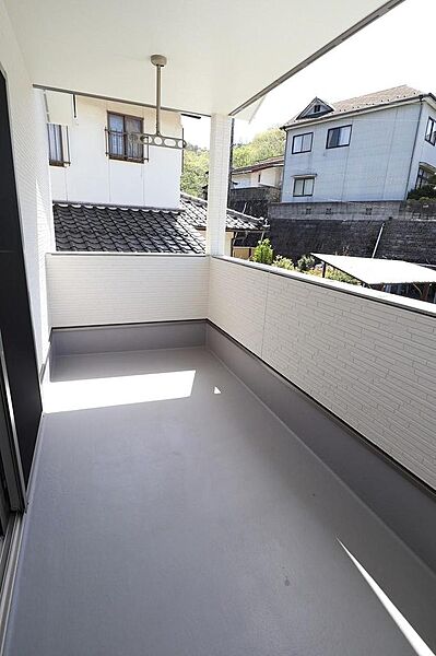 南西向きの広々としたバルコニーです。屋根付きなので急な雨にも慌てず取り込めます。