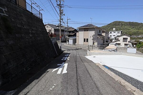交通量の少なく静かな前面道路です。