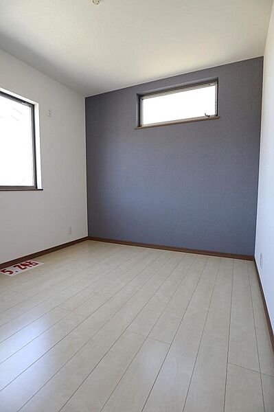 お子様の個室にも使用可能な5.2帖洋室です。ブルーのクロスがおしゃれですね。