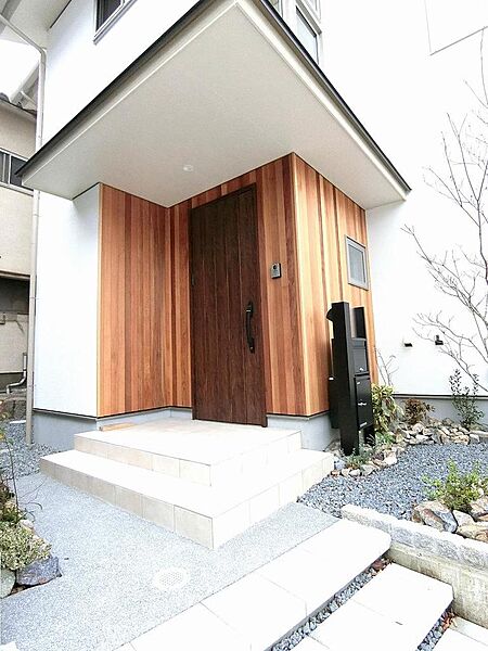 階段の仕様などこだわりが詰まったおしゃれな外構♪建物になじむポスト一体型宅配ボックスも嬉しいですね。