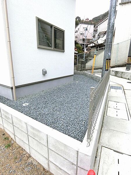 里道と建物の間には適度な距離が確保されガーデニングも楽しめます！周囲からの視線も気になりにくいです。