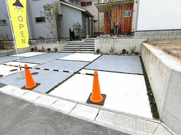 お車2台駐車可能です。前面道路は車通りも少なく、落ち着いて入出庫できます。
