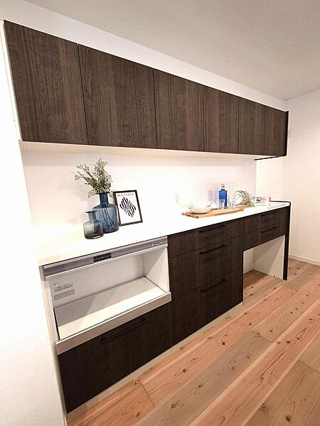 電子レンジなどの家電やゴミ箱などもスタイリッシュに配置できキッチンがスッキリ片付きます。