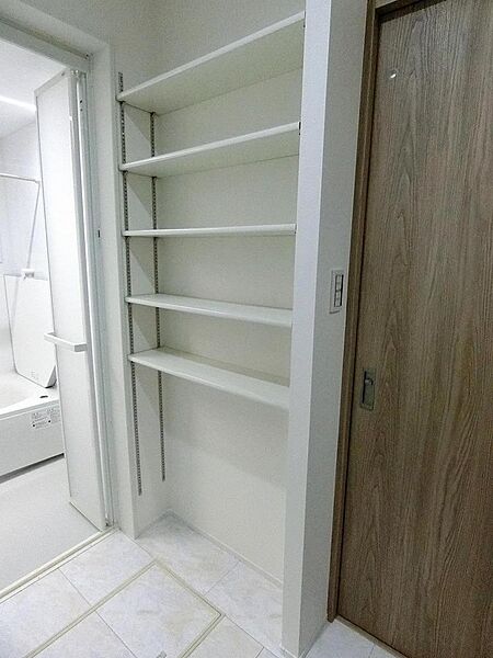 洗面室には可動棚が設けられタオル類や洗剤ストックもたっぷり仕舞えます。