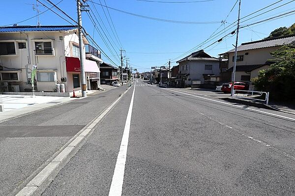 広く見通しの良い前面道路です。