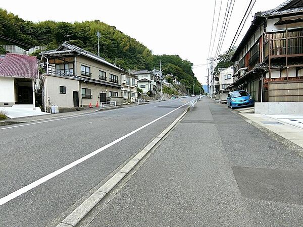 広く見通しの良い前面道路です。