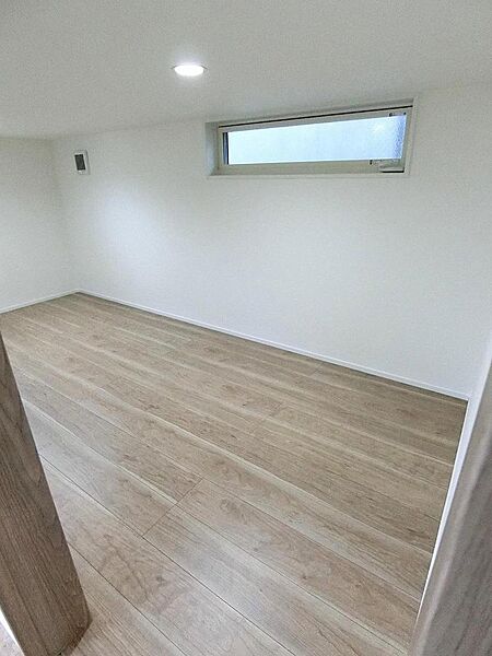 洋室に隣接する小屋裏収納です。2面採光で明るいのでお子様の秘密基地にも♪
