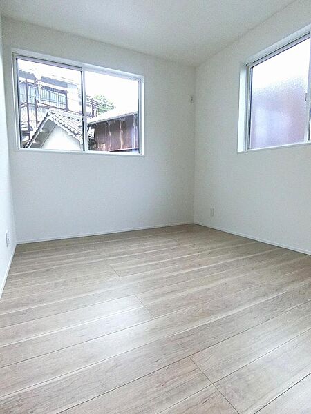 シンプルな内装で子供部屋にもピッタリ♪前面道路に面した窓はすりガラスになっており安心ですね。