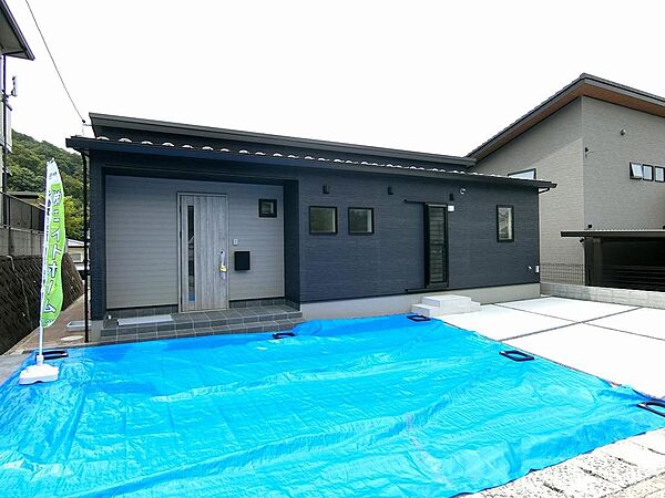 各所に収納を設けたスッキリ片付く間取です。