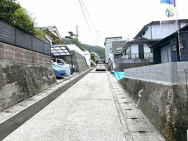 交通量が少ないのでお車の出入りもしやすい前面道路です。
